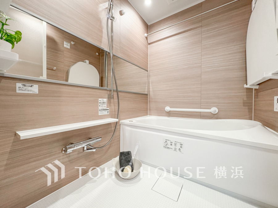 心地よいリラックスを叶える清潔感溢れる美しい空間。快適で機能的なバスルームです。
