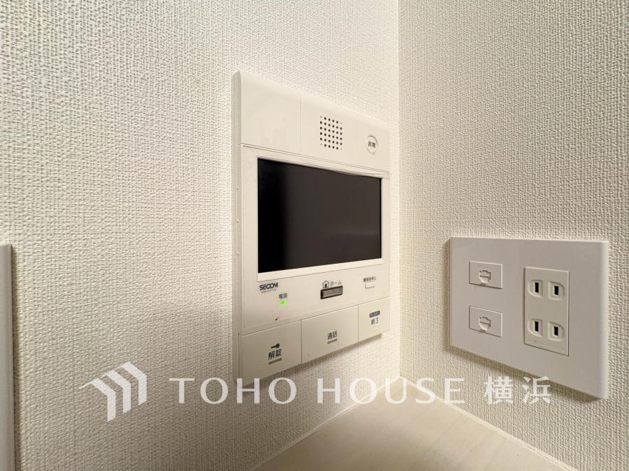 来訪者の確認ができるモニター付きインターホンと、使いやすいコンセント・通信端子を備えた安心・便利な設備です。