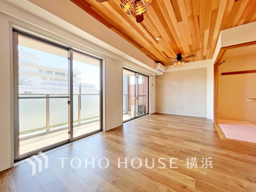 光と風があふれる開放的なリビングダイニングには自然と家族みんなが集まってきます。明るく穏やかな空気の中で飲んだり、食べたり、笑ったり。