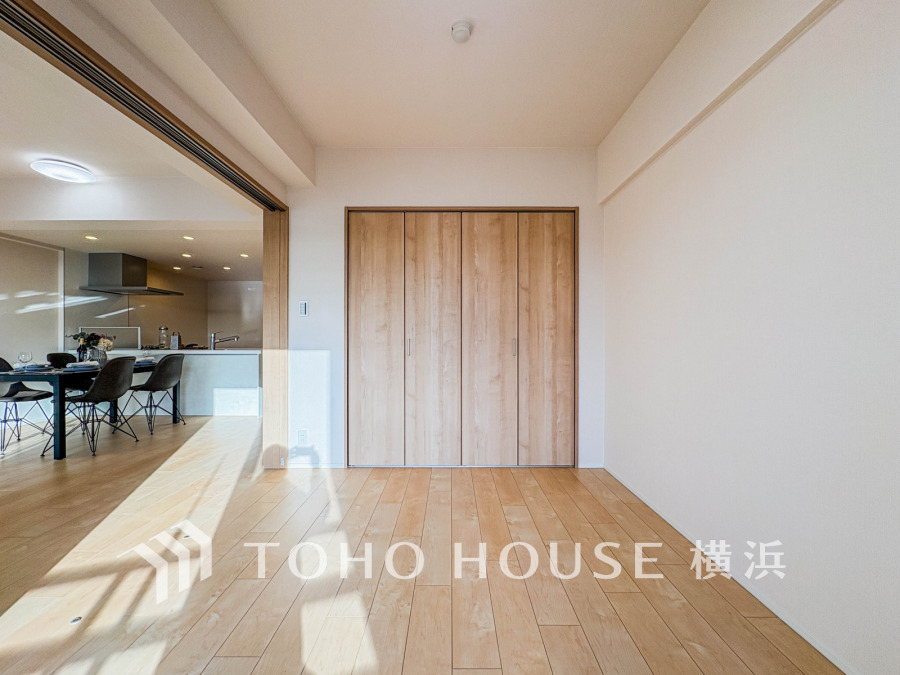 大きな窓からたっぷりと陽光が注がれる明るい空間。家族の成長に対応できる永住仕様の間取り。時を忘れて過ごす場所として過ごせるお部屋。