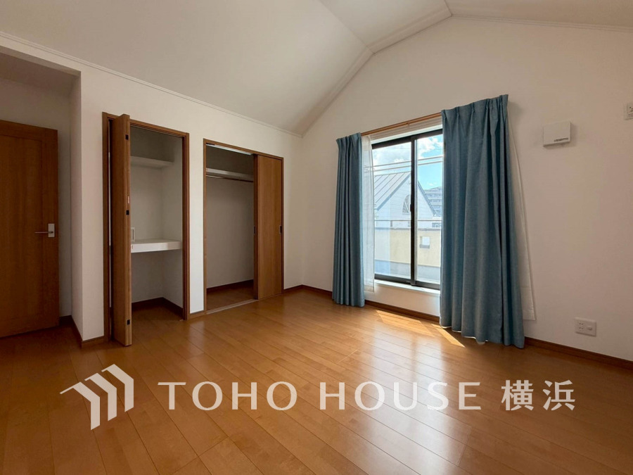 大きな窓からたっぷりと陽光が注がれる明るい空間。家族の成長に対応できる永住仕様の間取り。一日の疲れをいやしてくれる主寝室。時を忘れて過ごす場所として過ごせるお部屋。