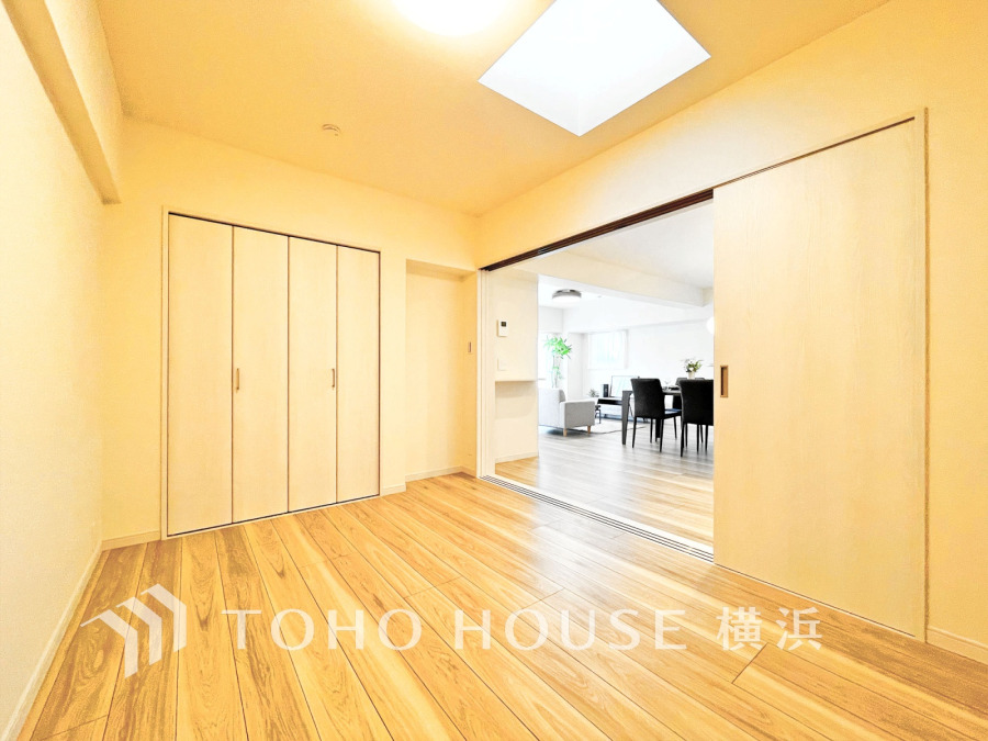 トップライトを設けた明るくのびやかな空間。広がって零れ落ちる光のシャワーはお部屋をゆたかに彩り、自分らしい快適な時間と空間をやわらかに演出してくれます。