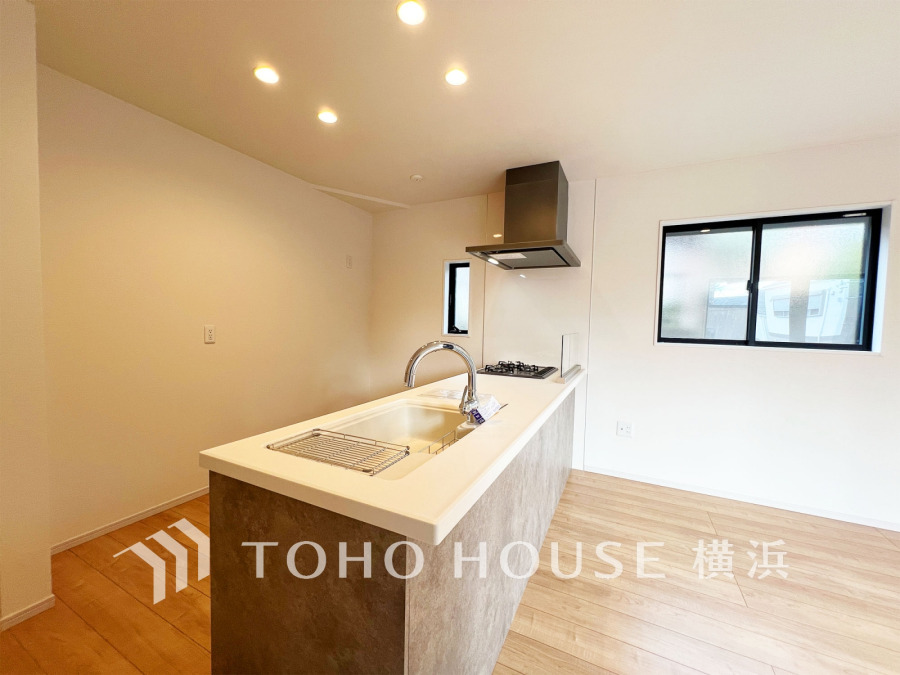 スタイリッシュなペニンシュラキッチンを採用。開放的な空間でお料理をしながら会話も弾みます。
