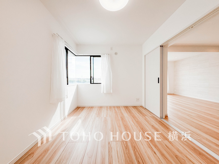 リビングに隣接した洋室は、引き戸を開け放してLDK空間を共有しながら開放的に使うこともできます。
