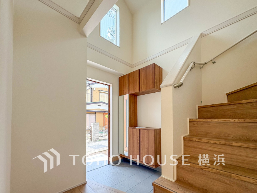 玄関上部には吹き抜けを採用。明るく開放的な空間は上質な生活空間を予感させます。