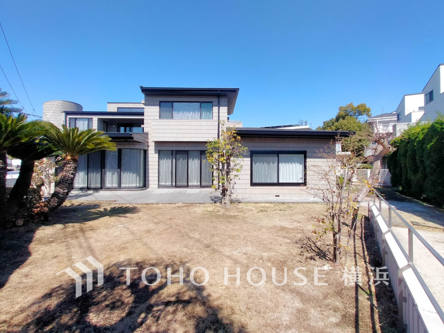 広々とした敷地内には陽だまりの南庭付き。地下1階付2階建ての高級感と上質感を極めた邸宅。