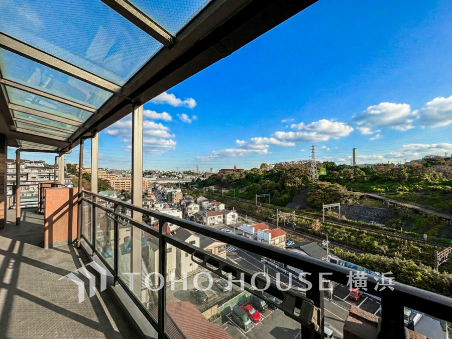 開放感あふれる広々バルコニーから、緑豊かな景色と街並みを一望できる快適な住環境です。