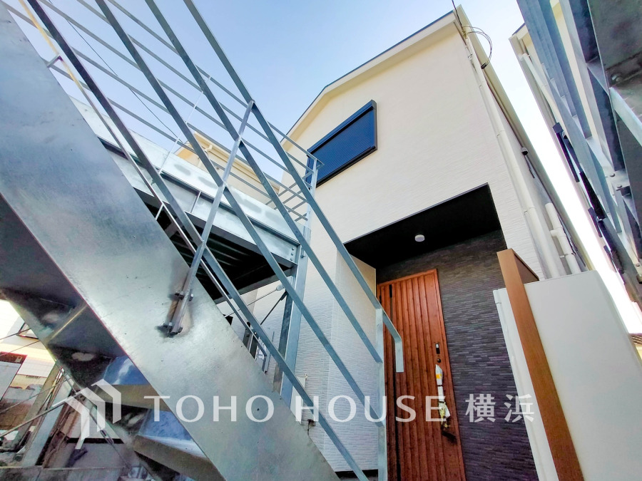 風を感じ青い空から太陽の恵みを感じる温もり溢れる佇まい。住む人を映し出す洗練された佇まいは、いつまでも輝き続けながらいつしか街の風景に溶け込んでいきます。