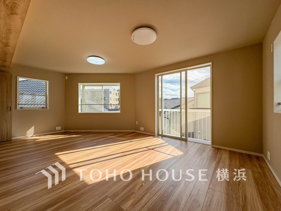 豊かな光が床材を照らしだすひと時、この場所には落ち着きと上質な空気感が流れます。ご家族やお友達との時間など、多くの時を刻む空間。何気なく過ぎる時でさえも上質なひと時となる快適な空間を目指して。