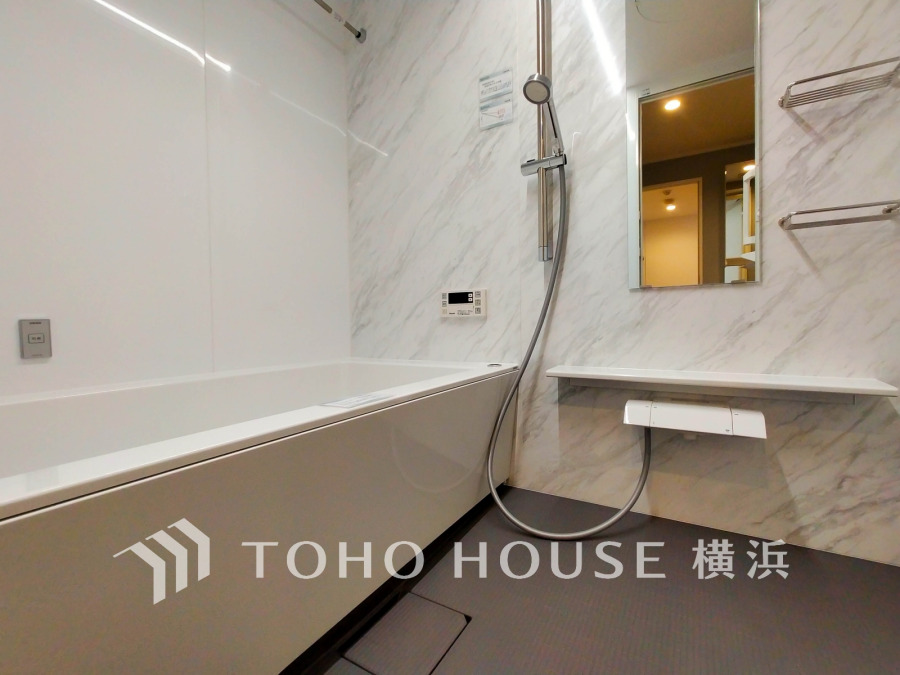 心地よいリラックスを叶える清潔感溢れる美しい空間。快適で機能的なバスルームです。
