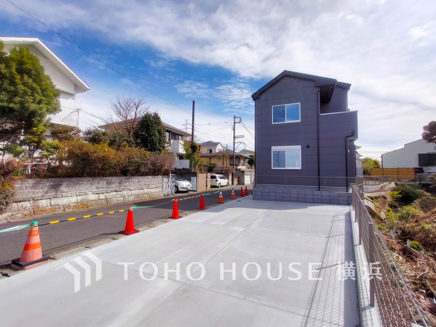 ゆとりある敷地には広々としたカースペース付き。大型車両やキャンピングカーも駐車可能です。最大5台駐車可能（車種による）