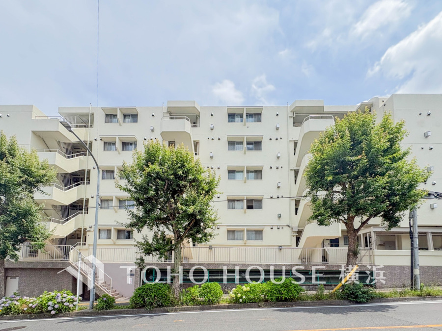 穏やかな風と陽光を導き、プライバシーに配慮された設計プランを採用し、居住性を一段と心地よいものにしています。周辺環境とのコラボレーションにより明るく開放的な空間を演出。