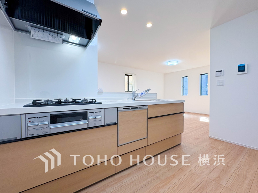 内装の主役でもあり、日常活躍する重要な水回りでもあるからこそ機能性・デザイン性に力を入れております。お手入れのしやすいシステムキッチンを採用しております。