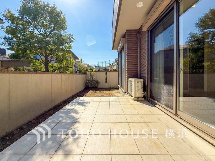 陽当たり良好なテラスとお庭スペース。プライバシーが守られた寛ぎのアウトドア空間です。