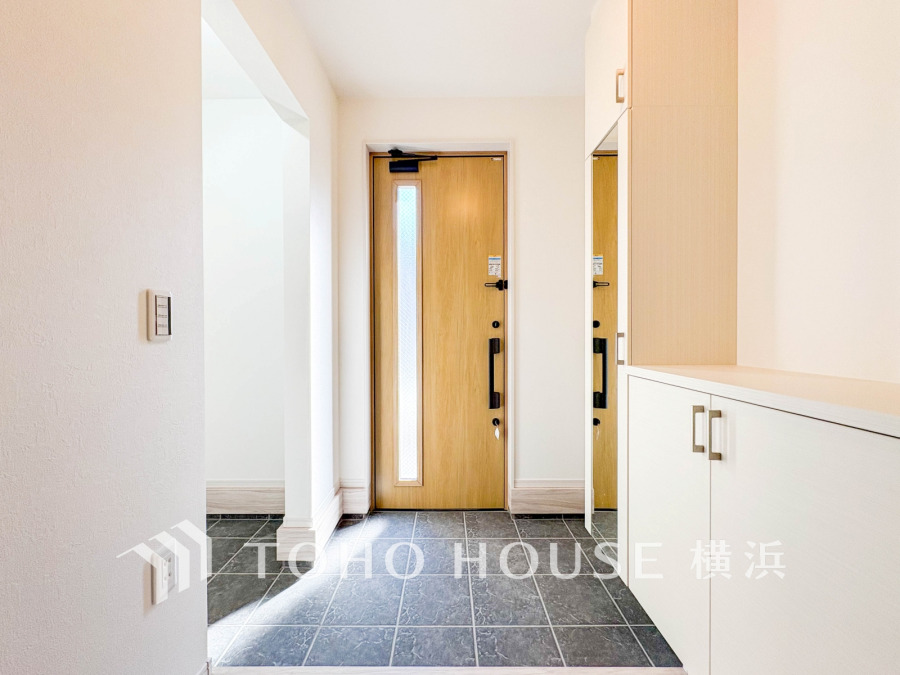 居住者の帰り、訪れる方を優しく迎え、やすらぎに満ちた生活空間を予感させる。健やかな暮らしを楽しめそう。