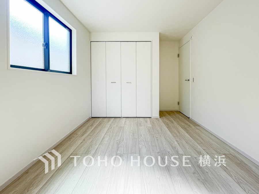 穏やかな風と陽光を導き、プライバシーに配慮された設計プランを採用し、居住性を一段と心地よいものにしています。明るく開放的な空間を演出しております。