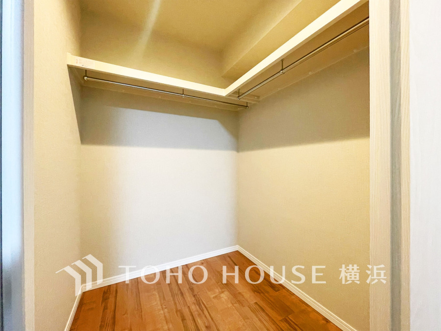 収納力抜群のウォークインクローゼット。衣類や小物をすっきり整理でき、快適な住空間を実現します。