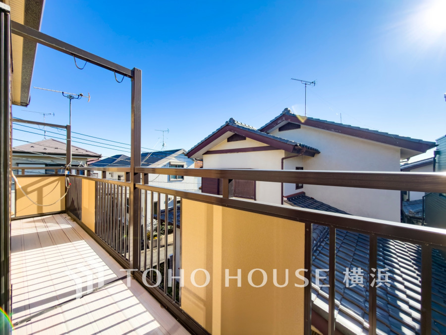 気持ちのいい空が見渡せる広いバルコニー。爽やかな風を感じて、心躍る素敵な暮らしがはじまります。