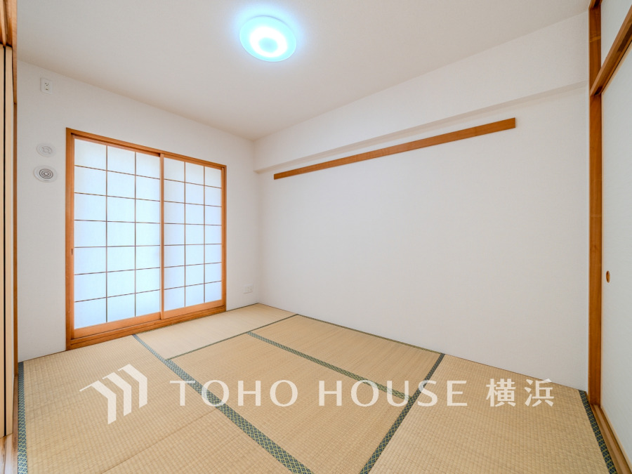 バルコニーに面した南向きの明るい和室。お庭を眺める癒しの空間です。
