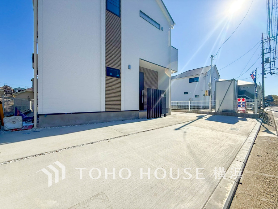 陽当たり良好な広々とした駐車スペース付きの新築住宅。快適な生活環境が整っています。