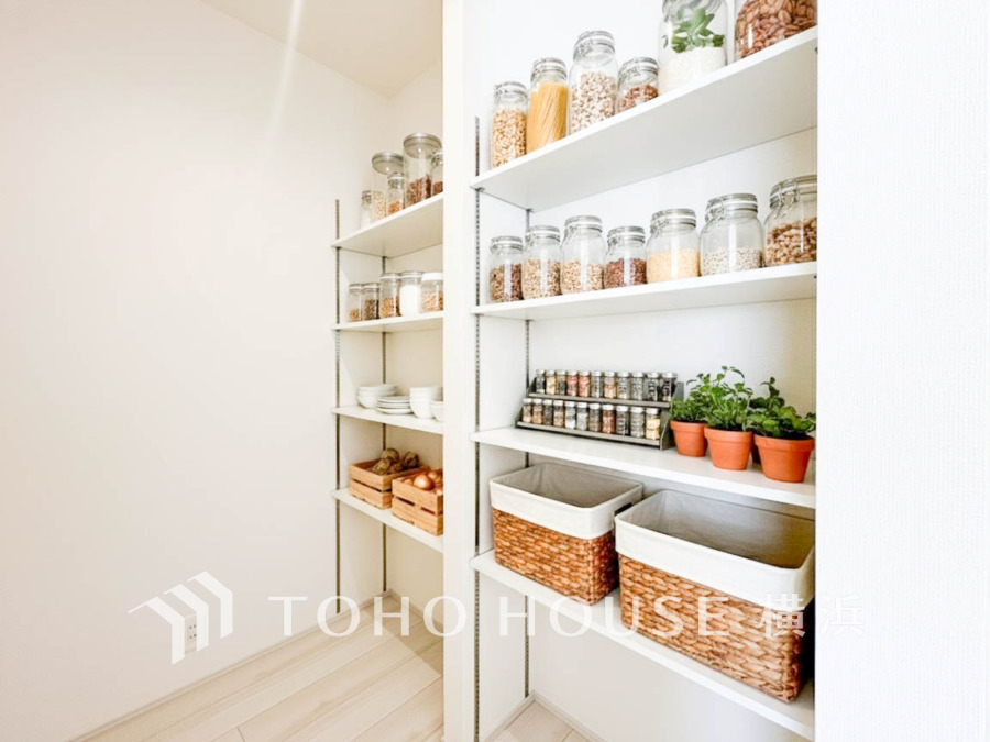 本邸宅にはパントリーをご用意いたしました。お買い物のストック分やその他の収納など、大容量の収納スペースとなっております。是非、現地をご確認下さい。（装飾品はAI加工です）