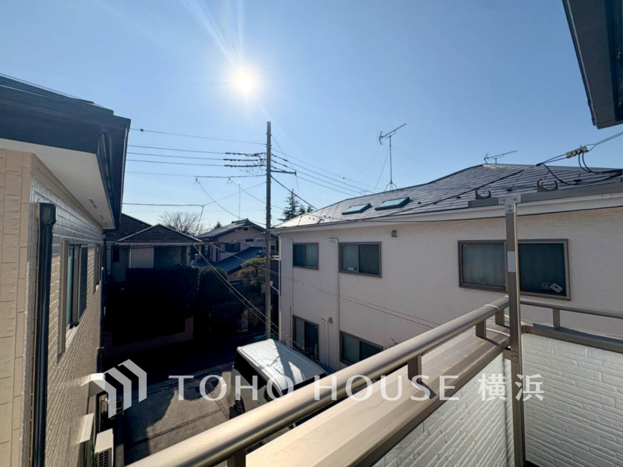 暮らしの中で光と風を演出してくれるバルコニー、見事なまでの開放的な空間を演出しながら、プライベート性も確保された空間は我が家の自慢。