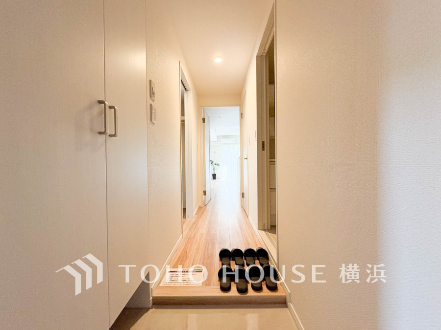 上質感漂う玄関と廊下。居住者の帰り、訪れる方を優しく迎える・安らぎに満ちた生活空間を予感させる。健やかな暮らしを楽しめることでしょう。