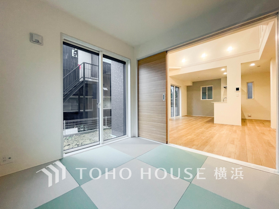 とても上質感を感じることができる和室は、暖かな陽射しがたっぷりと入る気持ちの良い空間。多目的に使用できる快適なお部屋としてお使い頂けます。