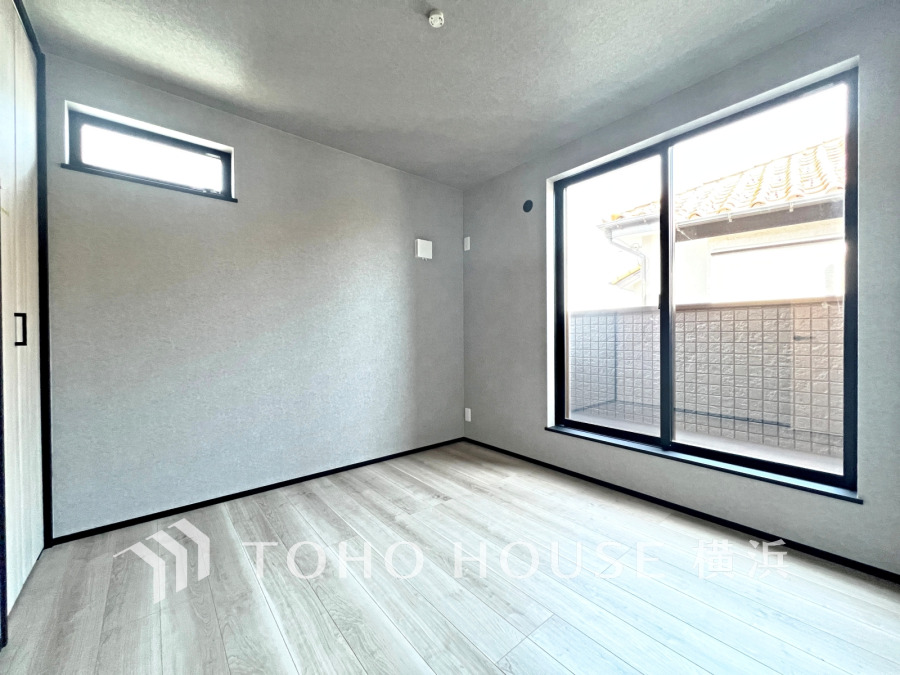 穏やかな風と陽光を導き、プライバシーに配慮された設計プランを採用し、居住性を一段と心地よいものにしています。明るく開放的な空間を演出しております。