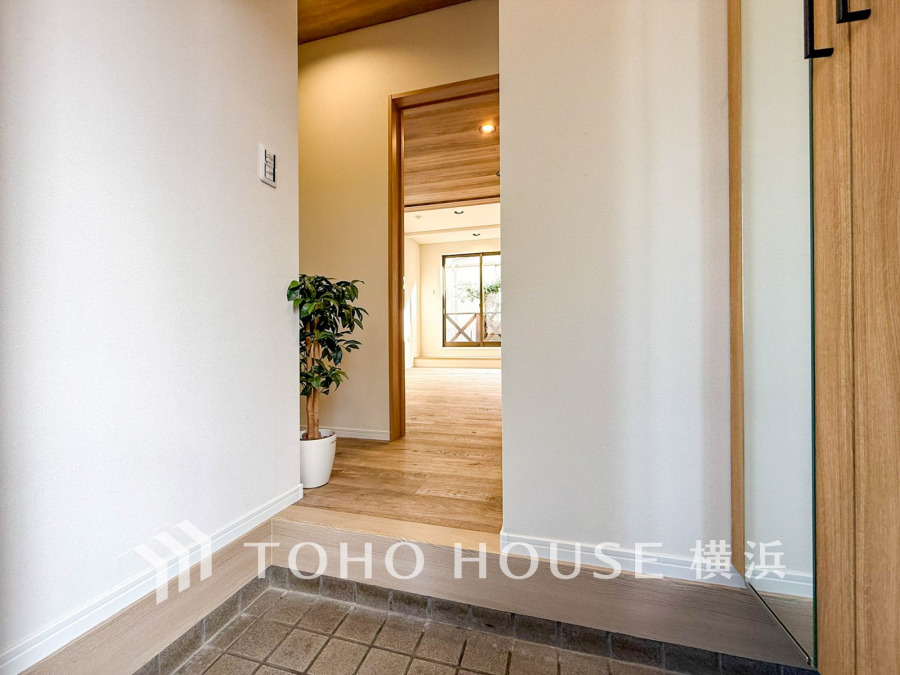 お客様をお迎えする玄関は落ち着いた雰囲気。帰り着くたびに洗練されたテイストの空間に迎えられ誇りと喜びを感じる玄関まわりです。