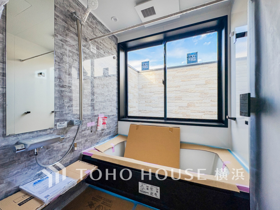 上質が感じられるカラーリングで、清潔な空間美を実現。一日の疲れが癒される優雅なバスタイムを堪能できるゆとりあるバスルームです。（2025年12月撮影）