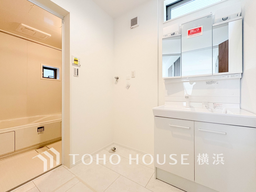 落ち着いた空間を演出するカラーと、ゆったり落ち着いてお使い頂ける広さが魅力のパウダールーム。居室からも独立しており、プライベート空間を保ちます。