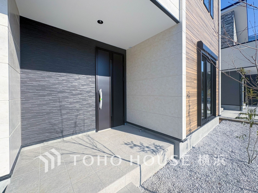 清潔感溢れる玄関がお出迎えする本邸宅の物語は、ここから始まる日常を期待させます。この場所には「希望」と「優越」で包み込んでくれる「特別」な空間があります。