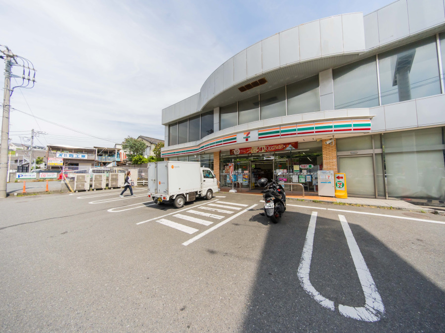 セブンイレブン横浜上中里南店　約300ｍ