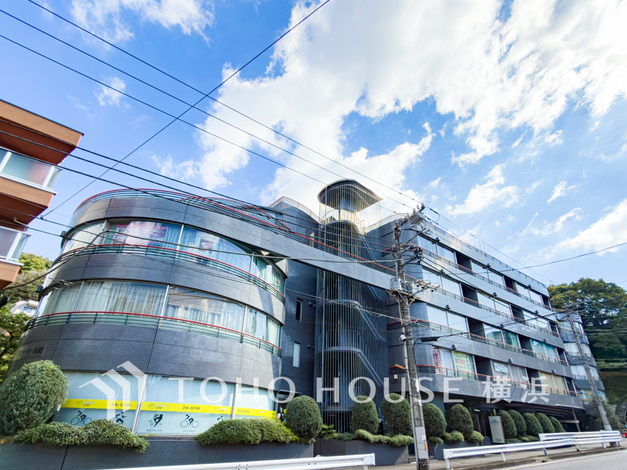 爽やかな青空の下に贅沢なほどに降り注ぐ陽光、豊かな居住性と、クオリティが見事に調和した住空間は、住まうことの喜びを感じさせてくれます。