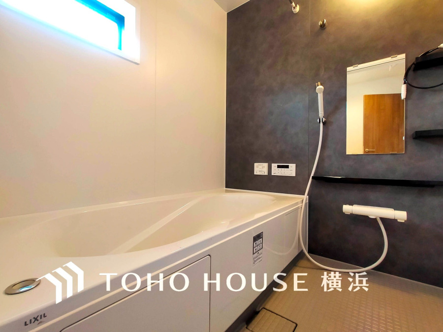 上質が感じられる質感とカラーリングで、清潔な空間美を実現。一日の疲れが癒される優雅なバスタイムを堪能できるゆとりあるバスルームです。