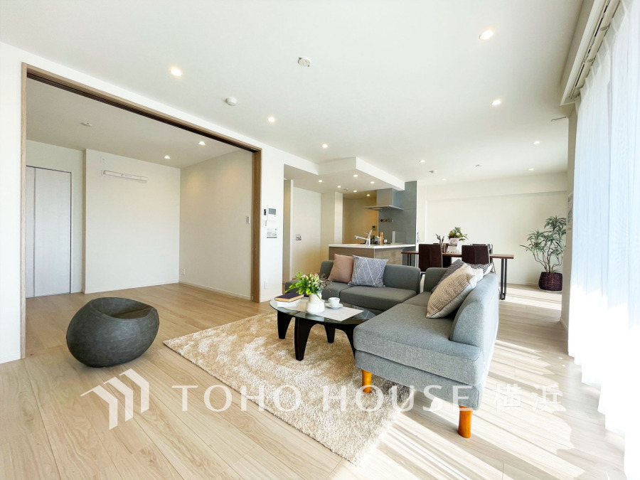 リビングに隣接した洋室の引き戸を開け放して空間を共有しながら開放的に使うこともできます。
