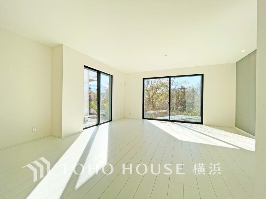 光と風が溢れる開放的なLDKには、自然と家族みんなが集まってきます。明るく穏やかな空気が流れるこの場所は、豊かな寛ぎと笑顔の団欒をいつも優しく守ってくれることでしょう。