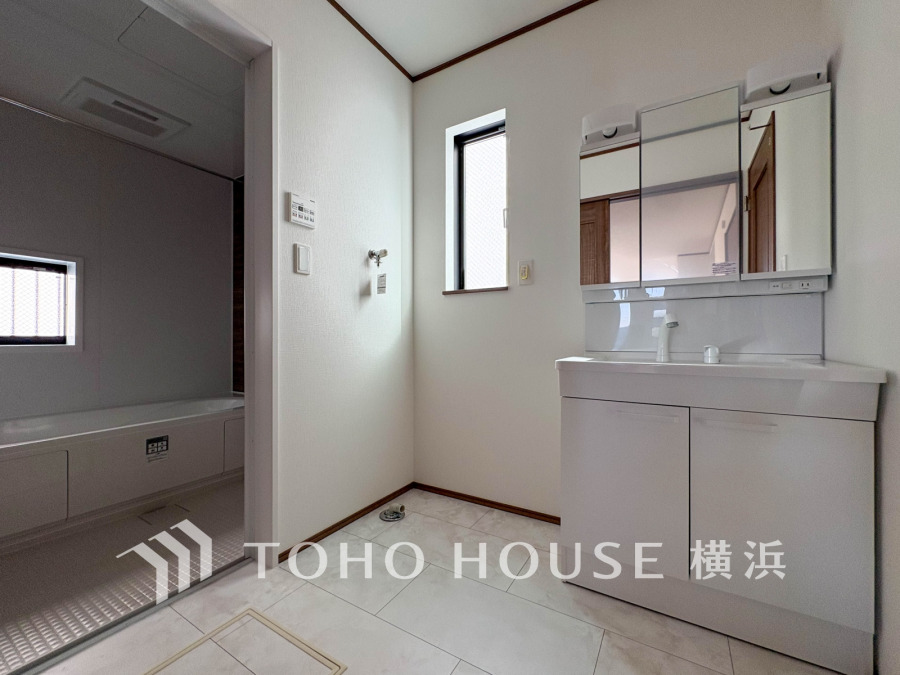 十分な大きさの洗面台は収納もさる事ながら、身だしなみチェックや歯磨きなど、朝の慌ただしい時間でもホテルライクなスペースで余裕とゆとりを感じて頂けます。