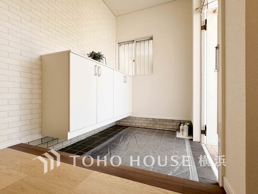 上質感漂う玄関。居住者の帰り、訪れる方を優しく迎える・安らぎに満ちた生活空間を予感させる。健やかな暮らしを楽しめそう