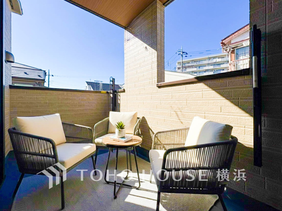 暮らしの中で光と風を演出してくれるバルコニー、見事なまでの開放的な空間を演出しながら、プライベート性も確保された空間は我が家の自慢です。（家具はAI加工）