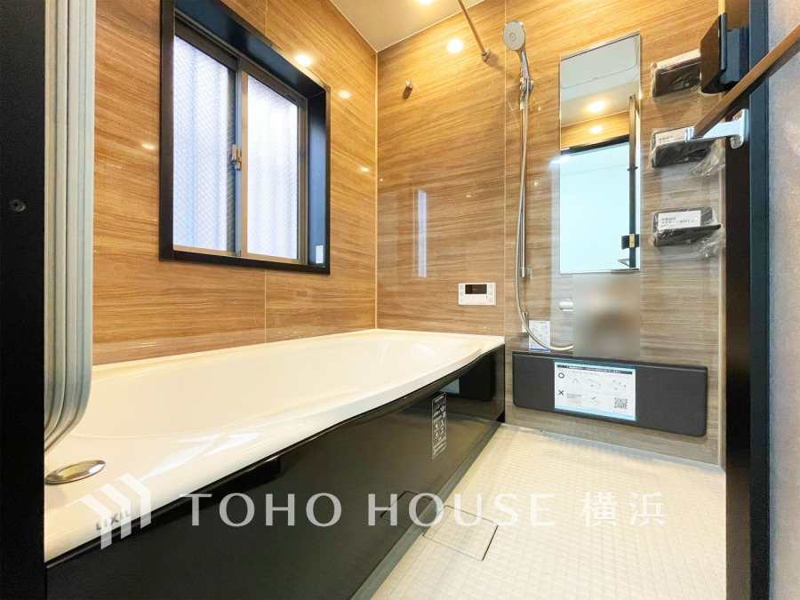 上質が感じられる質感とカラーリングで、清潔な空間美を実現。一日の疲れが癒される優雅なバスタイムを堪能できるゆとりあるバスルームです。