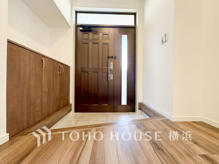 お客様をお迎えする玄関は落ち着いた雰囲気。帰り着くたびに洗練されたテイストの空間に迎えられ誇りと喜びを感じる玄関まわりです。