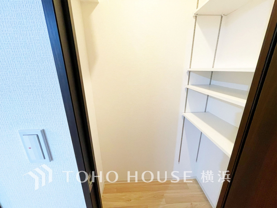 可動式棚付きで収納力のあるウォークインクローゼット。整理整頓しやすく生活空間をすっきり保てます。