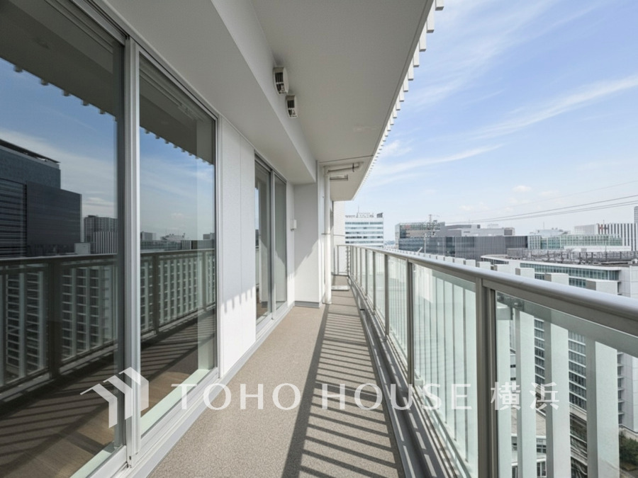 開放的なバルコニー。24階のお住まいから爽快な眺望が広がります。
