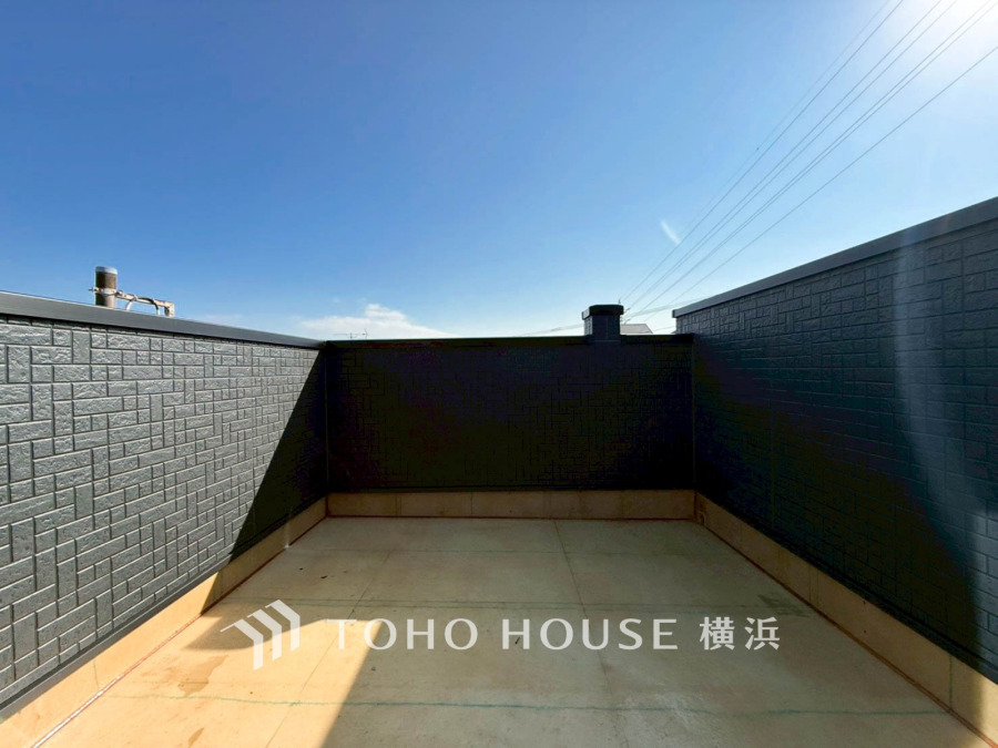 広いルーフバルコニーは、家族みんなのたくさんの洗濯物やお布団もあっというまに乾きそう。気持ちのいい空が見渡せる見事なまでの開放的な空間をお楽しみください。