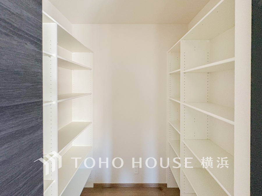 長期保存できる缶詰や調味料などの食品類の他、かさばるペーパーやラップ類をまとめて収納しておけます。キッチンまわりの掃除用具などを置くのにも便利ですね。