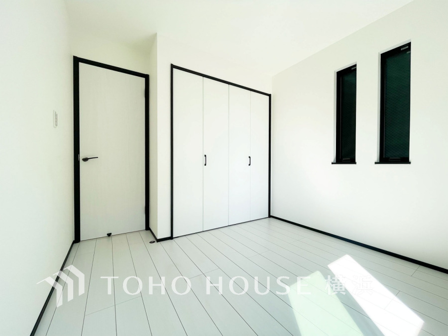 シンプルな内装と明るい空間で、自分らしい空間づくりを思い切り楽しめそうです。穏やかな陽射しが、ゆったりとした寛ぎの時間を包みます。