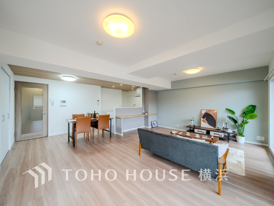 光と風があふれる開放的なリビングダイニングには自然と家族みんなが集まってきます。明るく穏やかな空気の中で飲んだり、食べたり、笑ったり。