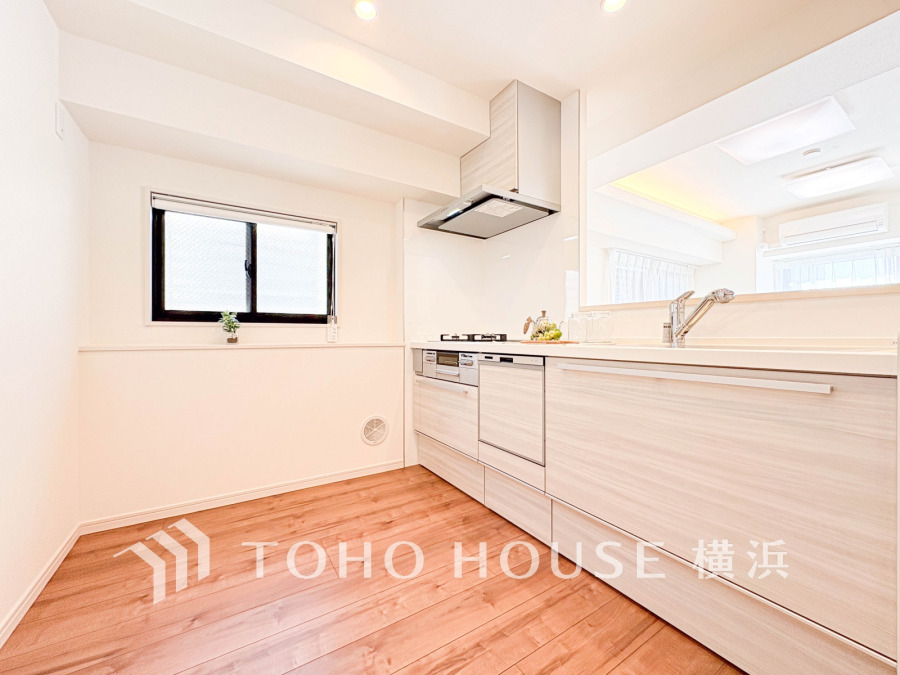 新規交換された清潔感溢れるシステムキッチン。リビングが見渡せるスタイリッシュな対面式キッチンです。
